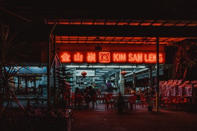 人们在夜间走在人行道上
